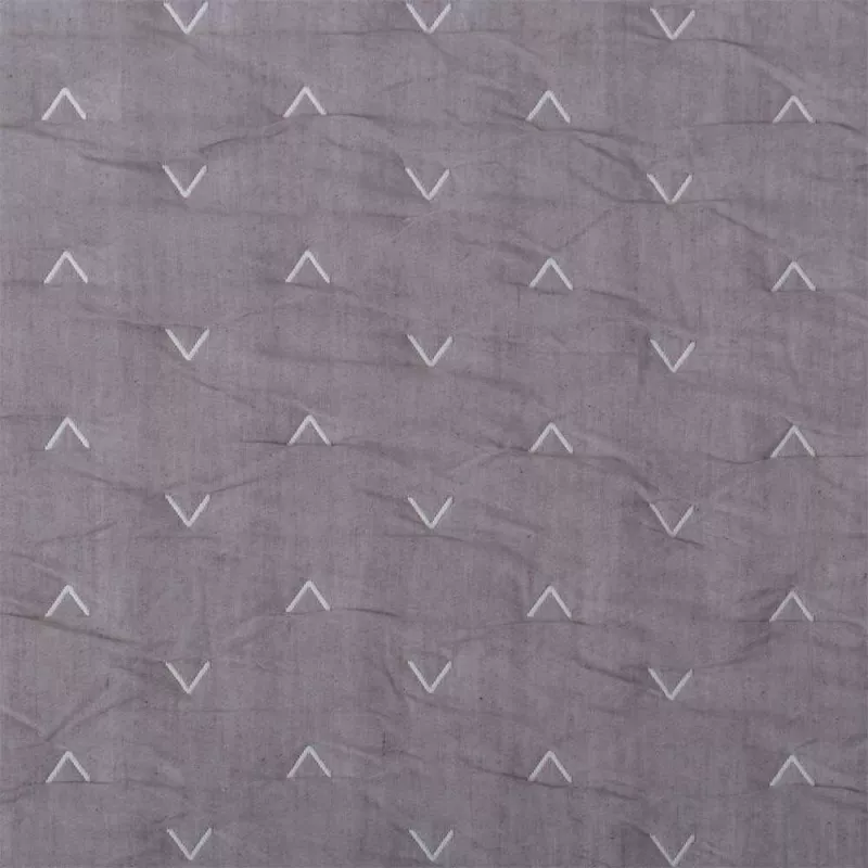 DETALLE COLCHA GRIS
