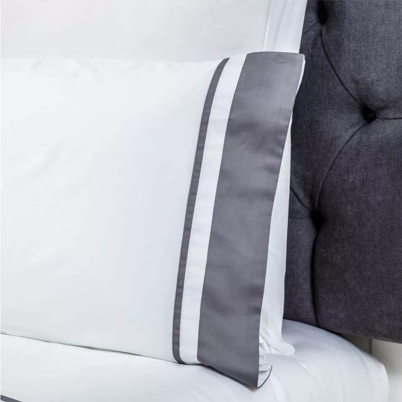 DETALLE ALMOHADA SABANA SATEN BLANCO Y GRIS OSCURO