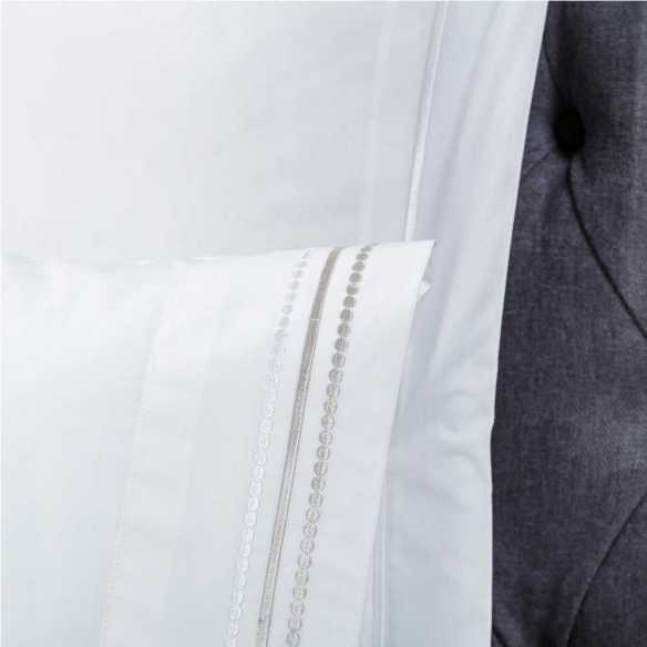 detalle sabana bordada blanca