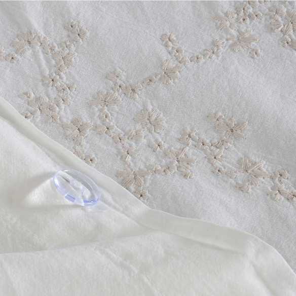 detalle cierre con botones funda nórdica beige