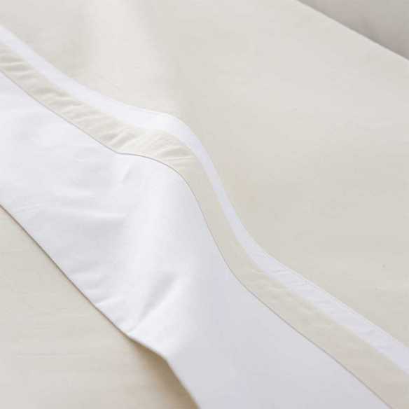 funda nórdica con cenefa beige y blanco